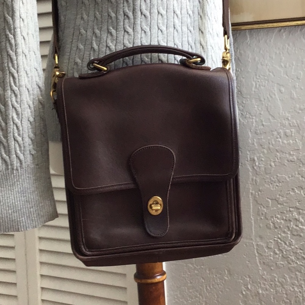 Perfect for fall...Vintage leather Coach crossbody